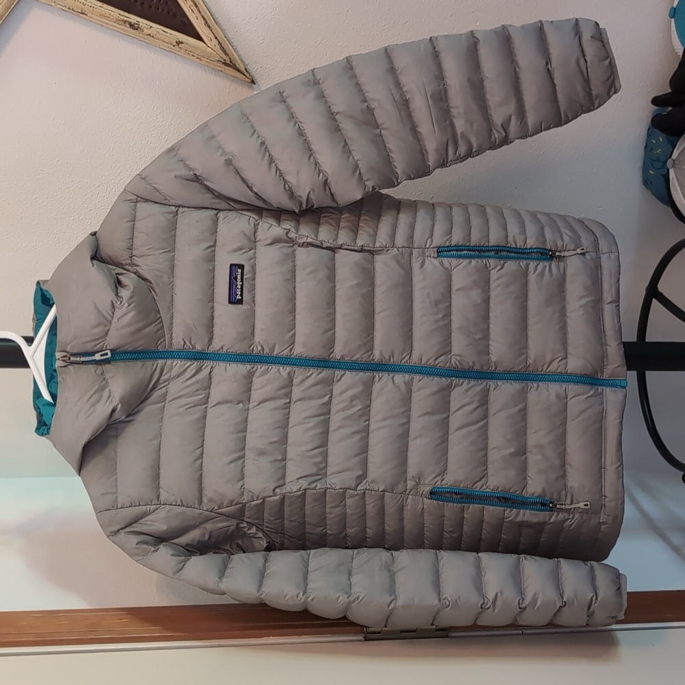 Patagonia women's down sweater hooded puffy jacket in grey with turquoise accent